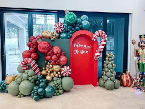 Christmas Party Themes Decoration, Holiday Party Balloon Decor, Balloon Christmas Backdrop, Christmas Party Decorations Balloons, Christmas Decor Ideas Ballons, Christmas Decoration Balloons, Christmas Balloon Arrangement, Christmas Decor With Balloons, Traditional Christmas Party Decorations