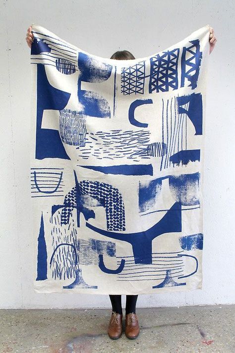 . Laura Slater, Hantverk Diy, Motifs Textiles, Textil Design, Design Textile, Lukisan Cat Air, Art Textile, Textile Patterns, Textile Prints