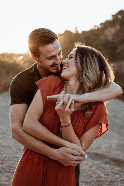 50 Romantic Couple Poses to Get Cute Couple Photos (+5 FREEBIES) Slimmer Thighs, Photos Amoureux, Shooting Couple, Ikea Catalog, Couple Engagement Pictures, Cute Engagement Photos, Engagement Pictures Poses, Effective Exercises, Pose Fotografi