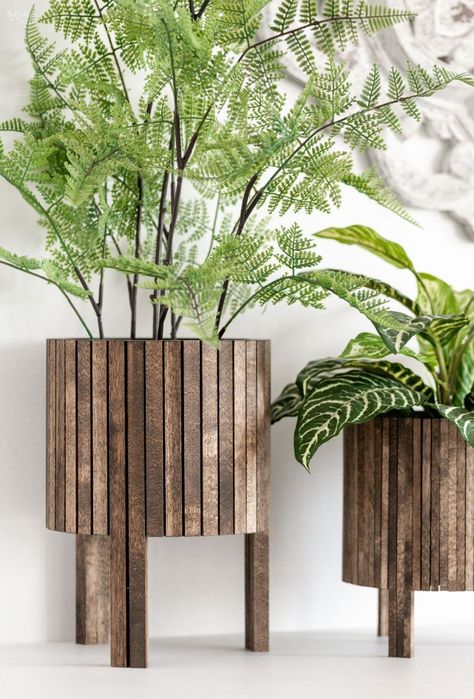 DIY Wood Dowel Planter | Coffee can crafts | Coffee can DIY ideas | DIY coffee can planter | How to make wood planter with coffee can | Repurposed coffee can ideas | Easy DIY wood planter | Easy DIY Planter | DIY upcycled coffee can | DIY coffee container upcycle | DIY architectural planters | Coffee canister upcycle | How to make a coffee can planter | #TheNavagePatch TheNavagePatch.com Homemade Pots For Plants, Diy Wood Pots For Plants, Wood Pots For Plants Outdoor, Homemade Plant Pots Diy, Diy Indoor Planter, Coffee Can Diy Projects, Coffee Can Planter, Homemade Planters, Diy Planters Pots