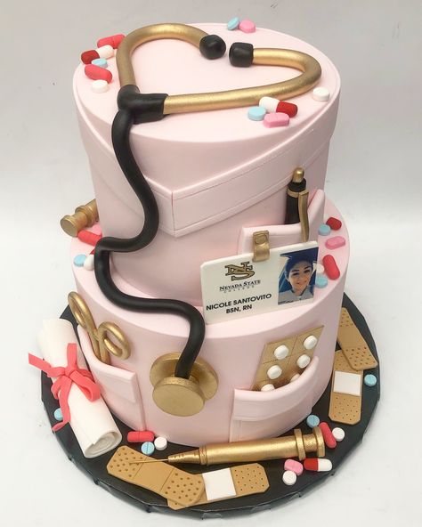 Nursing Graduation Cakes, Nurse Grad Parties, Nurse Graduation Party Decorations, Medical Cake, Nursing School Graduation Party, Doctor Cake, Nursing Cake, Graduation Party Cake, Fest Temaer