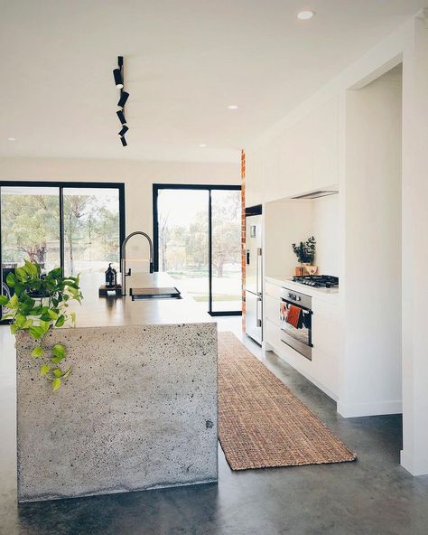 12 Kitchens That Prove Concrete Countertops Are Worth Considering Kitchens With Concrete Countertops, Concrete Kitchen Counters, Polished Concrete Kitchen, Cement Kitchen, Concrete Kitchen Countertops, Kitchen Design Countertops, Concrete Countertops Bathroom, White Concrete Countertops, Countertops Concrete