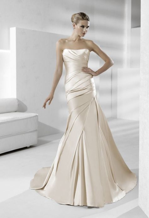 OMG!!!!! La Sposa Fanal in "oyster colour". Freakin' glamorous. ...$1375-ish in stores. Strapless Wedding Dress Mermaid, Satin Mermaid Wedding Dress, Wedding Dress Necklace, Silk Wedding Dress, Wedding Gowns Mermaid, Used Wedding Dresses, Satin Wedding Dress, A Wedding Dress, Silk Wedding