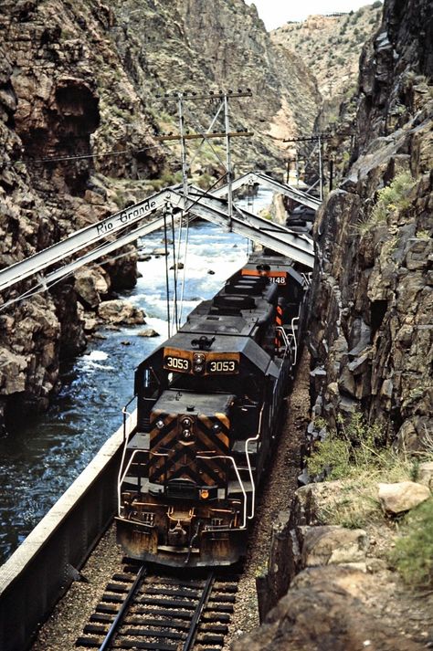 Track Photoshoot, Train Tracks Photography, Senior Photoshoot Ideas, Steam Trains Photography, Chicago Cityscape, Railroad Images, Railroad Pictures, Union Pacific Railroad, Senior Photo Poses