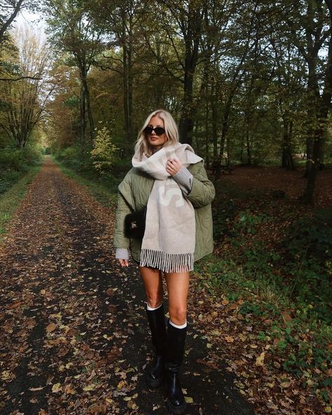 Boots Autumn Outfit, Outfit Knee High Boots, Fall Bonfire, Fashion Style Outfits, Fall Travel, Autumn Outfits, Instagram Pose, November 1, Autumn Outfit