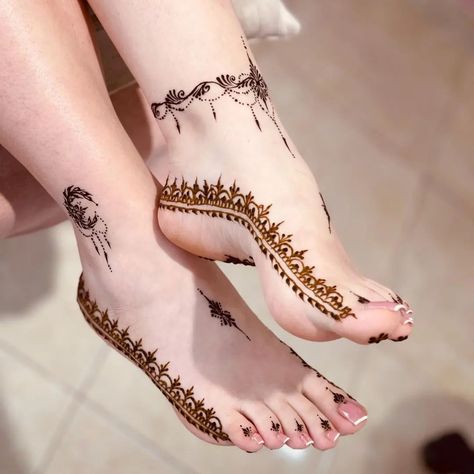 Henna design, feet henna design, aesthetic henna design, simple henna design, henna design foot, easy feet henna design Simple Foot Henna, Wedding Henna Designs, Finger Henna Designs, Foot Henna, Henna Tattoo Hand, Henna Tattoo Designs Hand, Legs Mehndi Design, Very Simple Mehndi Designs, Simple Mehndi Designs Fingers