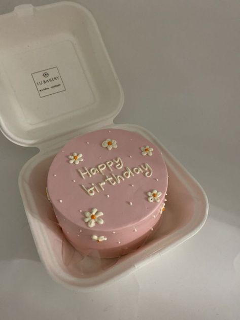 Simple Cute Birthday Cake For Women, Pink Bento Cake Aesthetic, Bday Cakes Aesthetic Pink, Birthday Cake Asethic, Aesthetic Pink Birthday Cake, Pink Cake Birthday Aesthetic, Pink Bento Cake Design, Circle Birthday Cake Aesthetic, Tortas Astetics