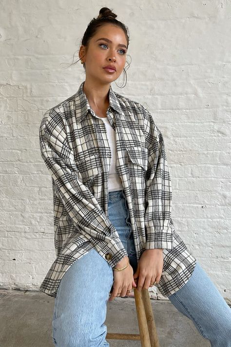 Oversized Checked Shirt Outfit, Checked Shirt Outfit Women, Check Shirt Outfit, How To Style Oversized Shirt, Naomi Genes, Checked Shirt Outfit, Oversized Checked Shirt, Oversized Shirt Outfit, Chess Shirts