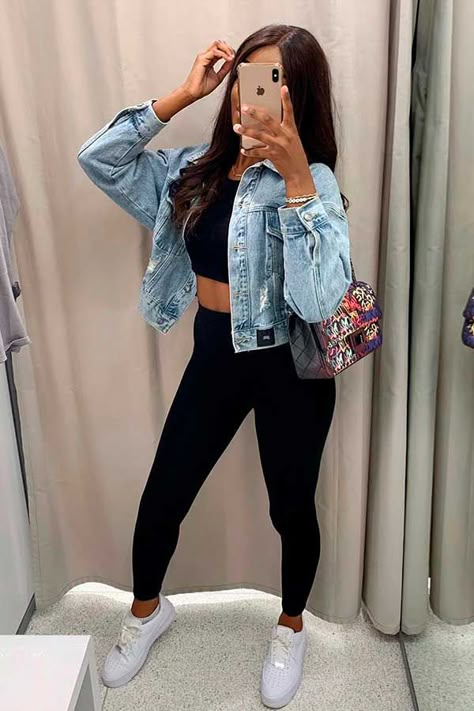 Já reparou que nas últimas temporadas a jaqueta jeans cropped conquistou espaço cativo no closet das fashionistas e vem se tornando febre no street style? Conjuntinho fitness, cropped preto, calça legging, jaqueta jeans cropped, tênis branco, bolsa baguete estampada  #legging #tênisbranco #casualoutfit Mode Ulzzang, Look Legging, Jeans Cropped, Causual Outfits, Jolie Photo, Casual Winter Outfits, Outfit Casual, Winter Fashion Outfits, Teen Fashion Outfits