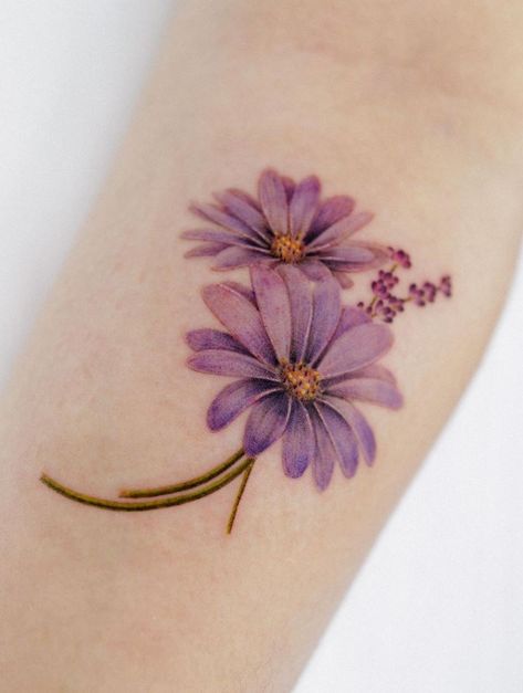 50+ Stunning Flower Tattoos - TheTatt Flower Tattoos With Words, Irish Flower Tattoo, Tattoos With Words, Pink Flower Tattoos, Flower Tattoos For Women, Purple Flower Tattoos, Realistic Flower Tattoo, Daisy Flower Tattoos, Pretty Flower Tattoos