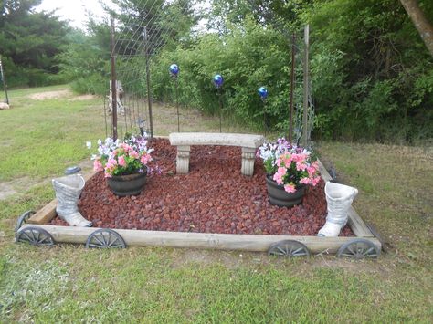 memorial garden Small Memorial Garden Ideas, Memorial Garden Ideas, Pet Memorial Garden, Prayer Garden, Jardim Diy, Pinterest Garden, Pet Cemetery, Memorial Flowers, Garden Area