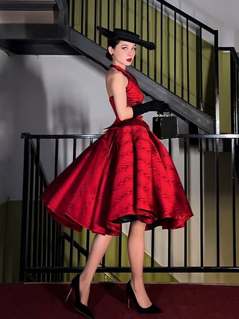 Retro Glamour Outfit, Retro Outfits For Women, Classy Fashion Chic, Fashion Draping, Roll Dress, 1950s Fashion Dresses, Glamour Outfit, Vintage Red Dress, Chic Dress Classy