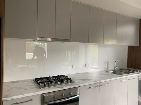 White Glass Splashback Kitchen, Apartment Amsterdam, Glass Splashback Kitchen, Coloured Glass Splashbacks, Splash Backs, Glass Splashbacks, Kitchen Glass, Tile Kitchen, Brain Science