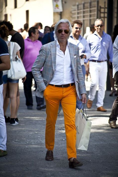 Mens Yellow Pants, Mens Colored Pants, Yellow Pants Outfit, Chinos Men Outfit, Colored Trousers, Gentleman Mode, Italian Mens Fashion, Herren Style, Older Man