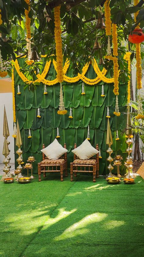 Haldi Decoration Ideas Simple, Simple Haldi Decoration Ideas, Simple Haldi Decor, Saptapadi Decoration Ideas, Banana Leaf Decor Wedding, Haldi Decoration Ideas Backdrops, Haldi Stage Decoration, Banana Leaf Backdrop, Banana Leaf Decor