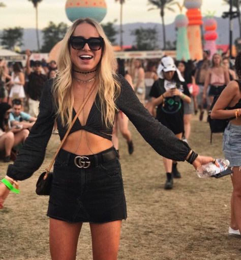 Festival Outfits 23, Petite Festival Outfit, Simple Festival Outfit Summer, Festival Outfits Cool Weather, Festival Trousers Outfit, End Concert Outfits, Day Festival Outfit Casual, Black Coachella Outfit Ideas, Summer 2023 Festival Outfits