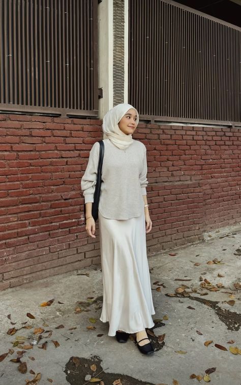 Silk Skirt Hijab Outfit, Outfit With Skirt Hijab, Satin Skirt Outfit Hijab, Sweater Outfit Hijab, Hijab Skirt Outfit, Feminim Style Outfit, Pashmina Inner, Modest Outfits Muslim, Satin Skirt Outfit