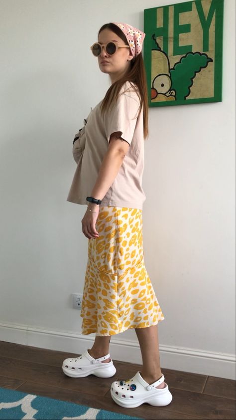 Crocs With Skirt Outfit, Skirt With Crocs, Crocs Clogs Outfit, Crocs Platform Clogs Outfit, Crocs Women Outfit, Beige Crocs Outfit, Mega Crush Crocs Outfit, Crocs Outfits Women, Crocs Style Outfits