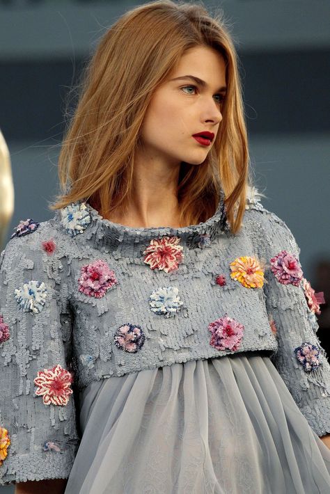 CHANEL, pretty flowers and detail Couture Dior, Trendy Spring Fashion, Collection Couture, Mode Chanel, Chanel Haute Couture, Couture Details, Floral Fashion, Mode Inspiration, Couture Collection