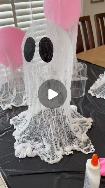 How To Make Ghosts For Halloween, Floating Ghosts Cheesecloth, How To Make A Ghost, Cheese Cloth Ghost Diy, How To Make Ghosts For Outside, Tulle Ghost, How To Makw, Fantasma Halloween, How To Make Ghosts