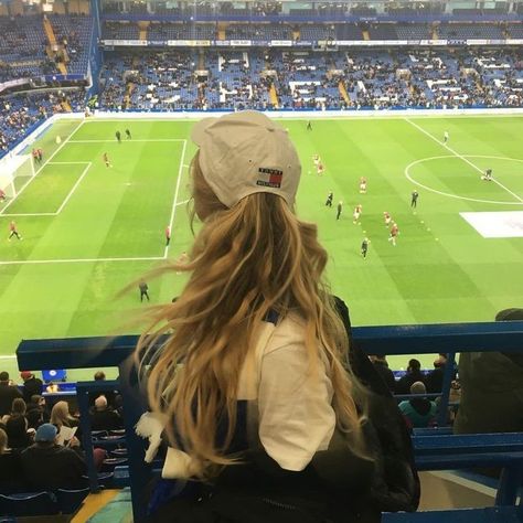 sportlife Stadion Outfit, Courtside Seats, Stadium Pics, Football Wife, Footballers Wives, Tight Tank Top, Football Wags, Chelsea Girls, Soccer Game