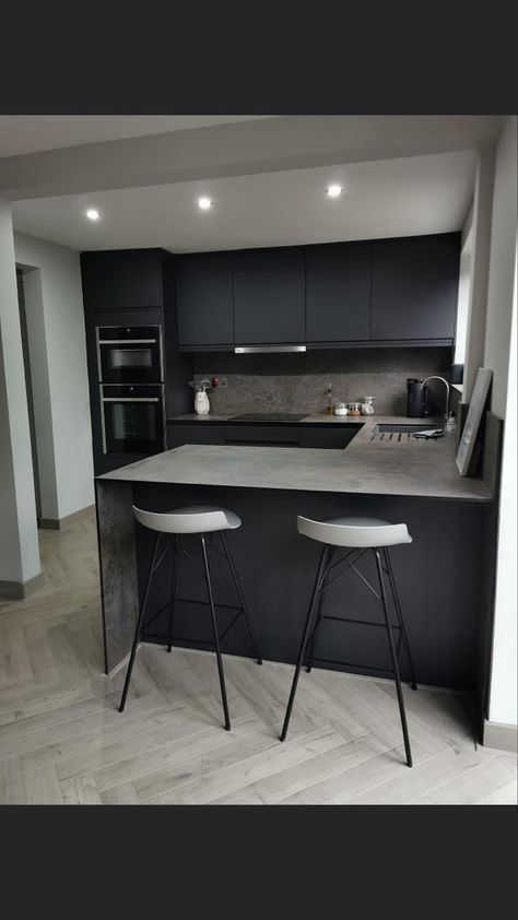 Minimalist Black Kitchen Design, Modern Dark Gray Kitchen, Small Black Kitchen Modern, L Kitchen With Bar, Black And Grey Modern Kitchen, Small Dark Kitchen Ideas Apartment, Black L Shaped Kitchen, Black Condo Kitchen, Gray And Black Kitchen Decor