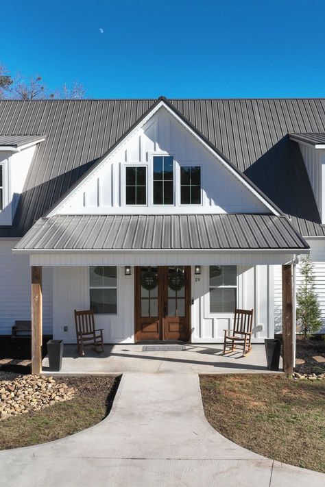 Metal Roof Houses Color Combos, Metal Roofs Farmhouse, Farmhouse Furniture Ideas, Rustic House Decor, Black Metal Roof, White Farmhouse Exterior, Metal Roof Houses, Modern Farmhouse Ideas, Metal Roof Colors