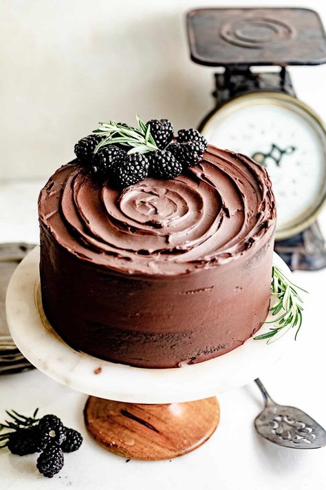 Cake Decorating With Chocolate Frosting, Diy Birthday Cake Chocolate, Ganache Decorated Cake, Ganache Frosting Cake Design, Gourmet Chocolate Cake, Chocolate Cake Inspiration, Chocolate Ganache Birthday Cake, Chocolate Icing Wedding Cake, Ganache Chocolate Cake