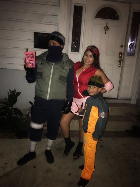 Naruto, Sakura & Kakashi  #naruto #cosplay #halloween #sakura #kakashi #familyhalloween Naruto Family Costumes, Naruto Halloween Costumes, Naruto Halloween, Naruto Sakura, Naruto Family, Naruto Cosplay, Family Costumes, Cosplay Halloween, Family Halloween