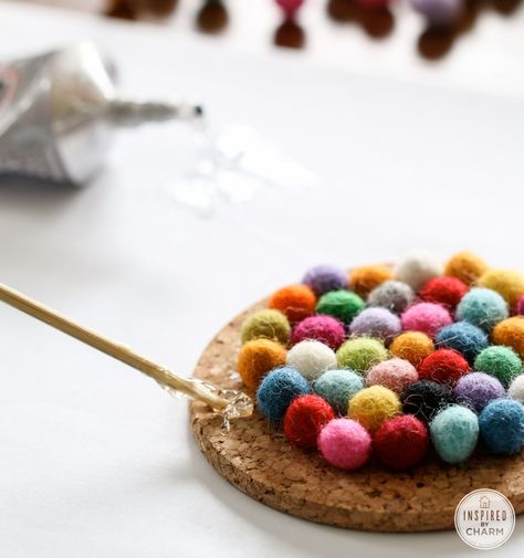 DIY Wool Felt Ball Coasters | Inspired by Charm Felt Ball Crafts, Diy Laine, Diy Wool Felt, Diy Wool, Deco Chic, Pom Pom Crafts, Diy Gifts For Kids, Diy Projects For Kids, Boho Deco