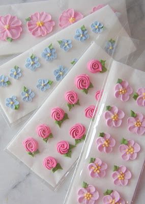 Royal Icing Flowers Easy Royal Icing Recipe, Royal Icing Flowers, Decoration Patisserie, Icing Techniques, Royal Icing Transfers, Icing Flowers, Icing Tips, Royal Icing Decorations, Decorator Icing