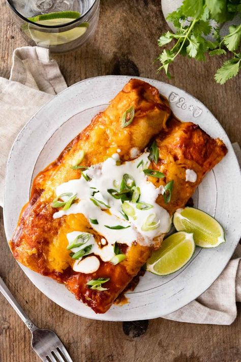 Beef Enchiladas are made with flavorful ground beef, warm tortillas, enchilada sauce, and melty cheese, all topped with sour cream and green onions. The perfect Mexican weeknight dinner! Enchilada Recipe Beef, Dinner Recipes Chicken Pasta, Enchiladas Dinner, Enchiladas Mexicanas, Taco Appetizers, Poblano Peppers Recipes, Easy Beef Enchiladas, Enchiladas Healthy, Beef Enchilada Recipe