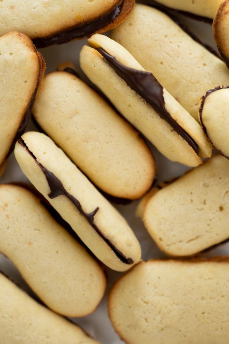 How to make milano cookies. They’re insanely incredible pillowy clouds of buttery, chocolate goodness! What more could you want?! Milano Cookie Recipe, Milano Cookie, Milano Cookies, Cookie Crumbs, Easy Cookie Recipes, Vegan Condiments, How To Make Homemade, Easy Cookies, Favorite Cookies