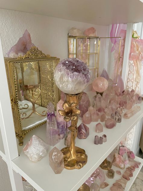 Crystal Live Sale Table, Crystal Altar Aesthetic, Crystal Display Ideas Bedroom, Crystal Collection Display, Crystal Alter, Crystal Bedroom, Crystal Room Decor, Crystal Room, Crystal Altar