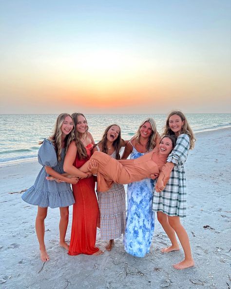 Girls Group Photoshoots Beach, Girls Trip Photoshoots Beach, Beach Group Photo Ideas Friends, Beach Group Photo Ideas, Group Beach Pictures Friends, Hoco Photos, Florida Photoshoot, Homecoming Pics, Girlfriends Photoshoot