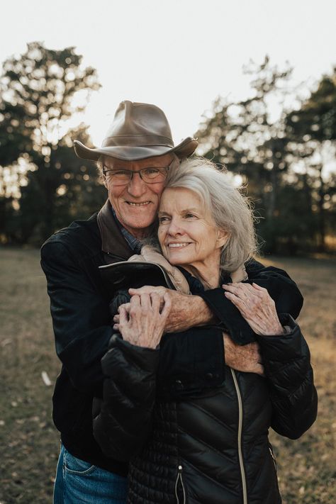 Older Couple Wedding, Old Couple Photography, Older Couple Poses, Older Couple Photography, Grandparents Photography, Vieux Couples, Older Couple, Pose Portrait, Family Photoshoot Poses