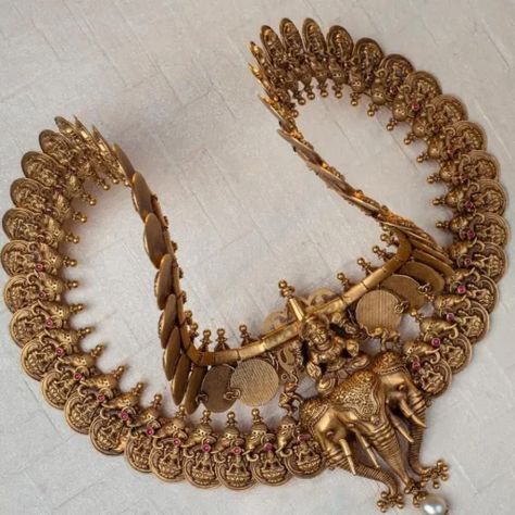 84 + Traditional Jewellery Designs of Kerala - Jewellery Blog Aabushan Jewellery, Kasu Necklace, Gaja Lakshmi, Temple Jewellery Earrings, Temple Jewelry Necklace, Antique Necklaces Design, Antique Necklaces, Antique Gold Jewelry Indian, Temple Jewelry