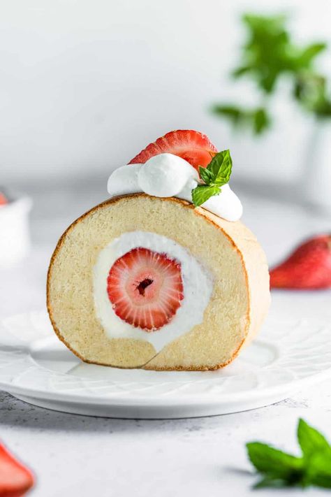 Japanese Cake Roll Recipe, Roll Cake Japanese, Japanese Cake Roll, Strawberry Cake Roll, Christmas Cake Roll, Japanese Roll Cake, Cake Japanese, Japanese Christmas Cake, Strawberry Roll