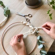 Macrame Wreath, Koti Diy, Macrame Knots Pattern, Macrame Christmas, Macrame Wall Hanging Diy, Macrame Patterns Tutorials, Macrame Ideas, Macrame Tutorial, Macrame Projects