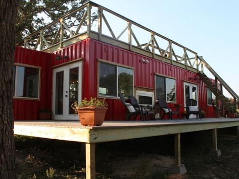 Jon and Kristen Meier think outside the box by building in it! Together they convert shipping containers into some of the most unique and charming homes imaginable. Working out of a 20,000-square-foot barn on their parents' farm in Needville, Texas, it's a family affair as everyone pitches in to bring these dream homes to life. Tiny House Shipping Container, Usa Living, Container Homes For Sale, Tiny House Builders, Architecture Model Making, Rustic Retreat, Casa Container, Shipping Container House, Container House Design