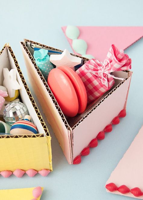 Feb 26, 2020 - Making these recycled party favors is a piece of cake! Barbie Party Favors, Diy Party Bags, Kids Party Bags, Cardboard Cake, Cardboard Recycling, Handmade Charlotte, Diy Party Favors, A Piece Of Cake, Cadeau Diy