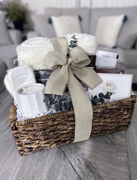 New Job Gift Basket, Creative Gift Basket Ideas, Client Gift Baskets, Anniversary Gift Baskets, Creative Gift Baskets, Homemade Gift Baskets, Hamper Gift Basket, Christmas Gift Hampers, Housewarming Gift Ideas