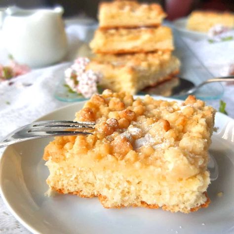 German Apple Crumble Cake, German Streusel Cake, Streudel Recipe Germany, German Crumb Cake, German Strudel Recipes, German Kuchen Recipes, German Desserts Authentic, German Crumb Cake Recipe, German Coffee Cake