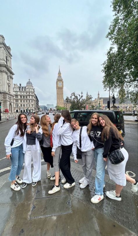 England Trip Outfits, Friends In London Aesthetic, Paris Photo Ideas Friends, London With Friends Aesthetic, Best Friends In Paris, London With Friends, London Summer Outfit, Plane Tips, What To Wear In London