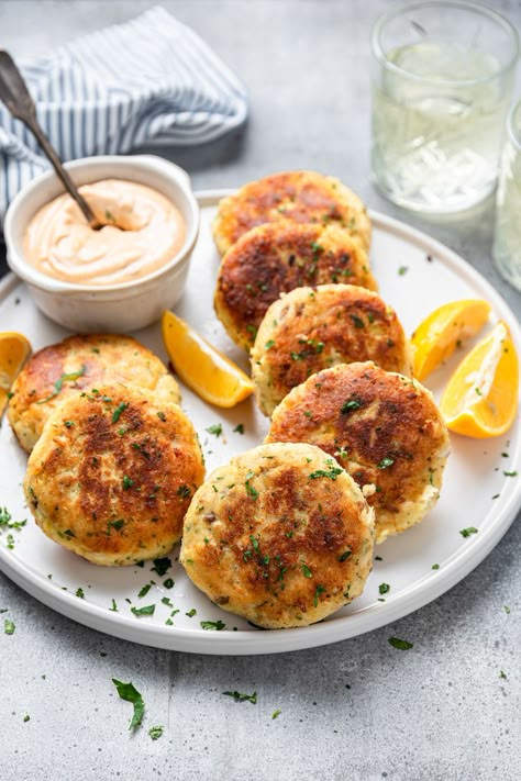 Cod Fish Cakes Recipes With Fish, Leftover Fish, How To Cook Cod, Cod Fish Cakes, Cod Cakes, Fish Patties, Cod Fillets, Fish Cakes Recipe, Cod Recipe