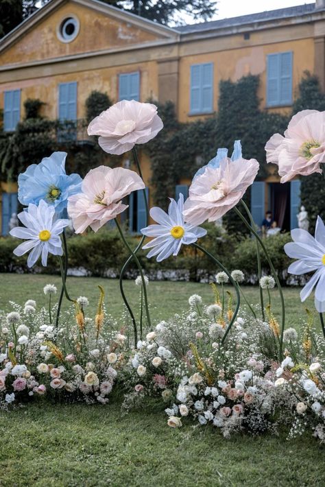 The Bride Wore a Pastel Tulle Dress for this Floral Fantasy Wedding at a Villa in Lake Como, Italy Giant Flowers Wedding, Giant Flower Backdrop, Giant Flowers Diy, Purple Wedding Dress, Wedding Planning Decor, Lake Como Italy, Como Italy, Giant Flowers, Fantasy Wedding