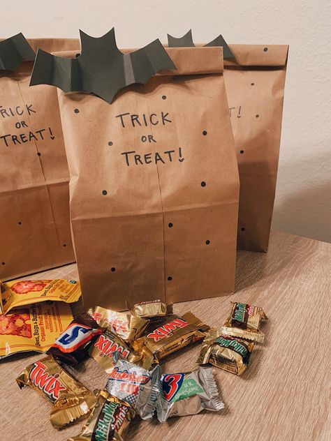 Trick Or Treat Gift Bags, Halloween Cat Treat Bags, Halloween Paper Treat Bags, Halloween Lolly Bags, Brown Paper Bag Halloween Treat Bags Diy Kids, Brown Paper Bag Halloween Treat Bags, Paper Bag Halloween Treat Bags Diy, Halloween Gift Bags For Students, Trick Or Treat Candy Bags