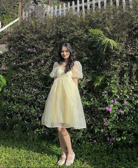 Birthday Poses In Frock, Birthday Style Dresses Simple, Fluffy Frocks For Women, Onepiss Dress Design Long, Teenage Frocks Designs, Frock Western Style, Photo Poses For Frock, Organza Frocks For Women Western, Western Short Dresses For Women