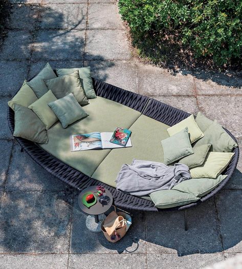 Outdoor Furniture Ideas Backyards, Daybed Room, Beach Lounge Chair, Outdoor Sofas, Round Sofa, Outdoor Daybed, Modern Outdoor Furniture, Changing Room, Terrace Design