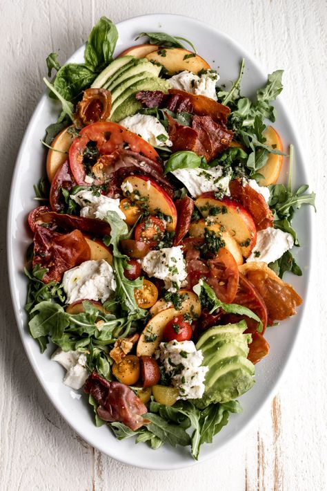 a bed of arugula topped with slices of tomato, peaches, avocado and mozzarella with crispy prosciutto and basil vinaigrette Tomato Mozzarella Salad, Crispy Prosciutto, Basil Vinaigrette, Quick Salads, Mozzarella Salad, Peach Salad, Tomato Mozzarella, Summer Tomato, Peach Recipe